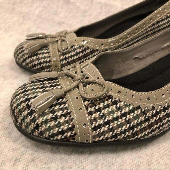 NWOT - Plaid Houndstooth Tweed Heeled Pumps with Gray Patent Trim & Tassel - Picture 9 of 16